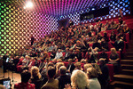 Publiek in Theater 1 en op de voorgrond het koor